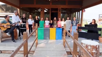 Üstün zekalı çocuklar geri dönüşüm için şarkı besteleyip seslendirdi