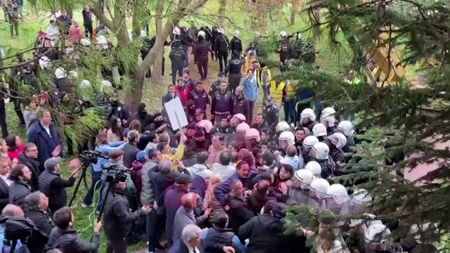 Kemer Country’de polis barikatı ve kepçe: 'Direne direne kazanacağız' sloganları