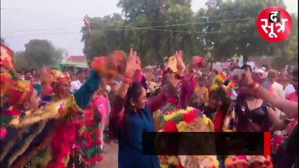 दमोह में विधायक रामबाई ने मेले में मोनियों के साथ जमकर किया डांस, देखें वीडियो