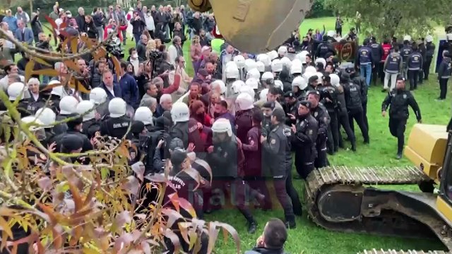 Bölge sakinleri yürütmeyi durdurma kararı için mahkemeye gitmişti... Polis ve kepçe, kararı beklemeden alana giriyor