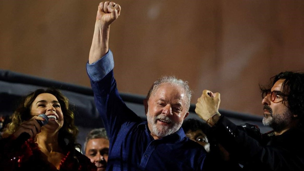 Lula se impone a Bolsonaro por un estrecho margen en Brasil
