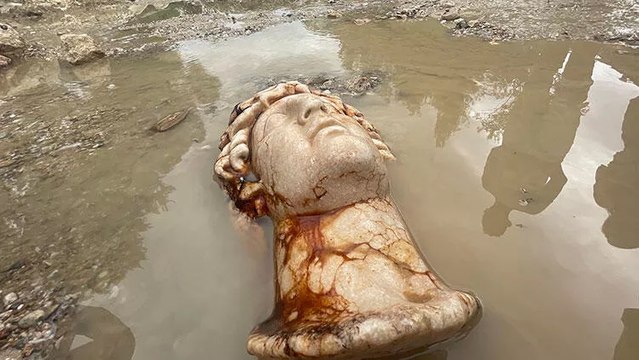 Aizanoi Antik Kenti’ndeki kazılarda 2 bin yıllık 2 yeni heykelin parçaları bulundu