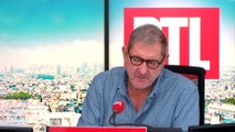 Garou vient offrir un sapin à yves calvi dans son studio !