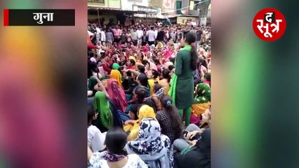 गुना गैंगरेप पर फूटा गुस्सा, टीआई से बोली युवती- योगी हेंड टू हेंड एक्शन लेता है; देखें वीडियो