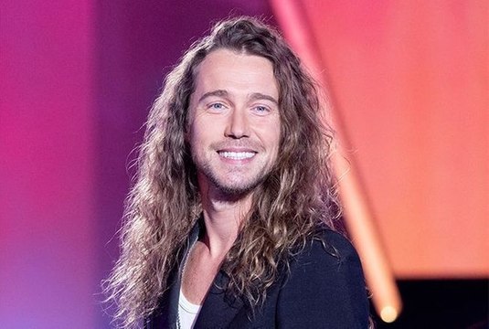 Julien Doré papa : il partage une photo inédite de son fils… Son petit sosie a bien grandi, c'est un beau bébé en jogging et mini baskets