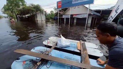 KALIMANTAN-AMBLAS-BANJIR-SETINGGI-ATAP-R_1
