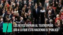 Los reyes entran al teatro para entregar los Premios Princesa de Asturias pero ojo a lo que está haciendo el público