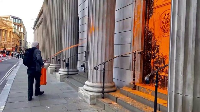 Just Stop Oil - Reino Unido - Ativistas ambientais pintam edifícios governamentais em Londres