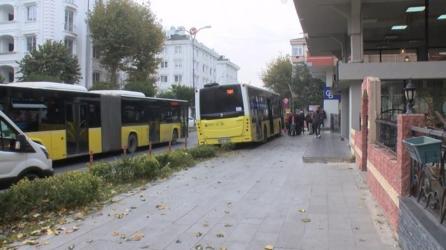 Büyükçekmece'de şoförü rahatsızlanan İETT otobüsü kaza yaptı