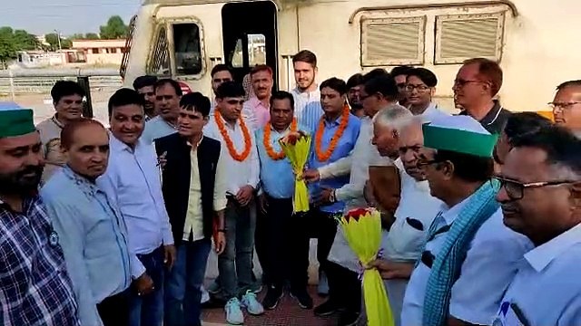 राजस्थान में यहां दौड़ी पहली इलेक्ट्रिक ट्रेन, स्वागत में उमड़े शहरवासी