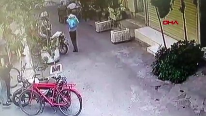 Arkadaşı tarafından sokak ortasında yumruklanan kadın karakolda 'düştüm' dedi