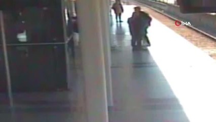 Zabıtaya sinirlenen sokak müzisyenleri gitarını böyle kırdı