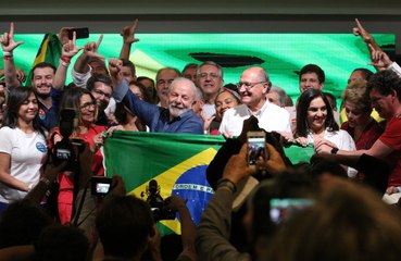 'Derrotamos o autoritarismo e o fascismo', diz Lula em pronunciamento após vitória