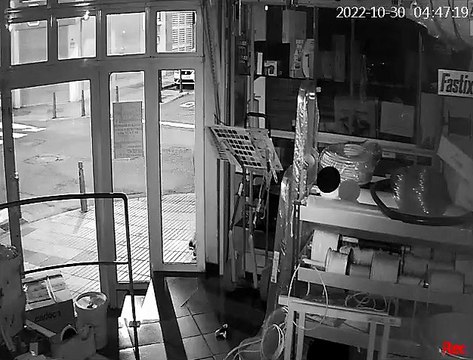 Las cámaras de seguridad recogen cómo rompen una puerta y entran a robar un patinete en Canarias