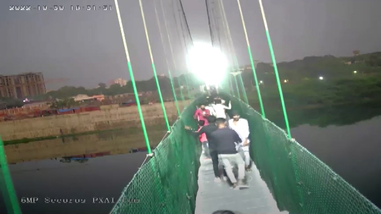 Este es el momento en el que el puente de Gujarat (India) colapsa y deja más de 140 muertos