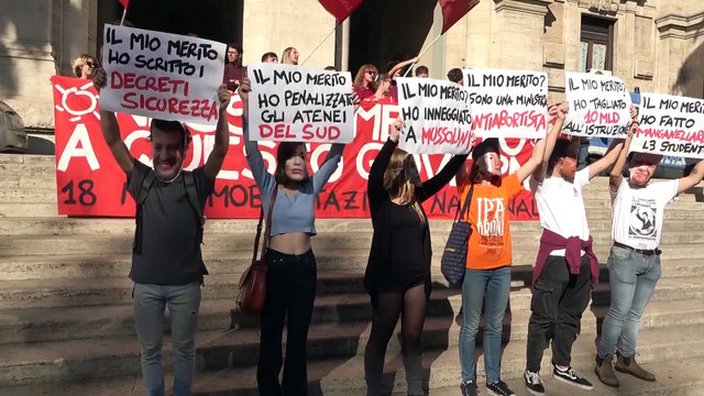 Studenti con le maschere dei ministri protestano davanti al Miur: Sconcertati da questo governo