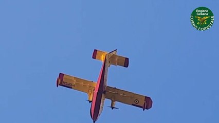 Canadair precipita sulle pendici dell'Etna: il momento dello schianto