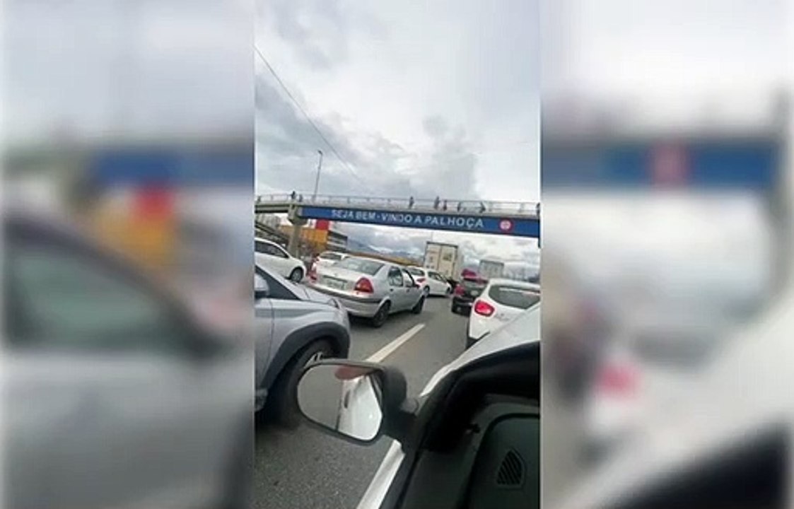 Trânsito bloqueado na BR-101 em Palhoça