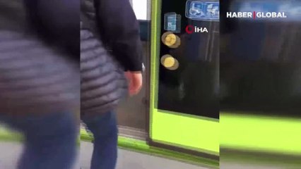 Zabıtaya sinirlenen sokak müzisyeni, gitarını böyle parçaladı