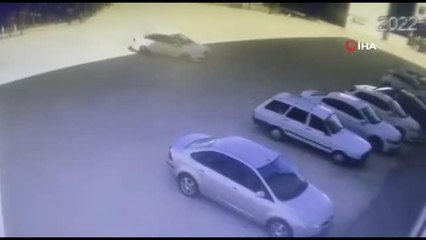 Okul bahçesinde drift attı... O anlar kamerada