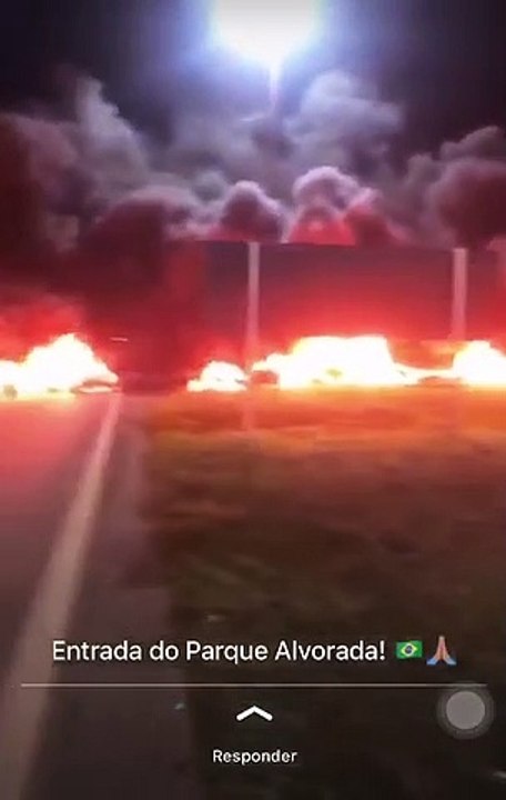 Manifestantes fecham acesso em BR 040 em trecho...