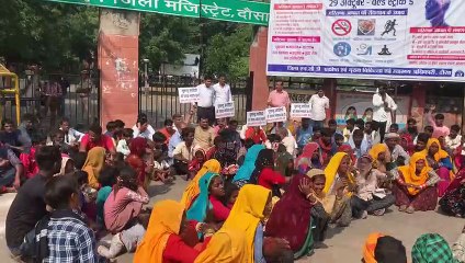 घुमंतू परिवारों को हटाने का विरोध, कलक्ट्रेट पर प्रदर्शन