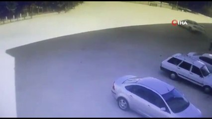 Okul bahçesinde drift attı... O anlar kamerada