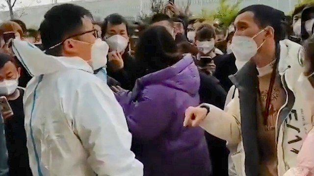 Workers Flee Foxconn iPhone Plant in China Over COVID Lockdown Fears - TaiwanPlus News