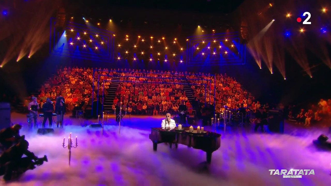 En larmes, Pascal Obispo chante pour Daniel Levi avec les anciens des "Dix commandements"