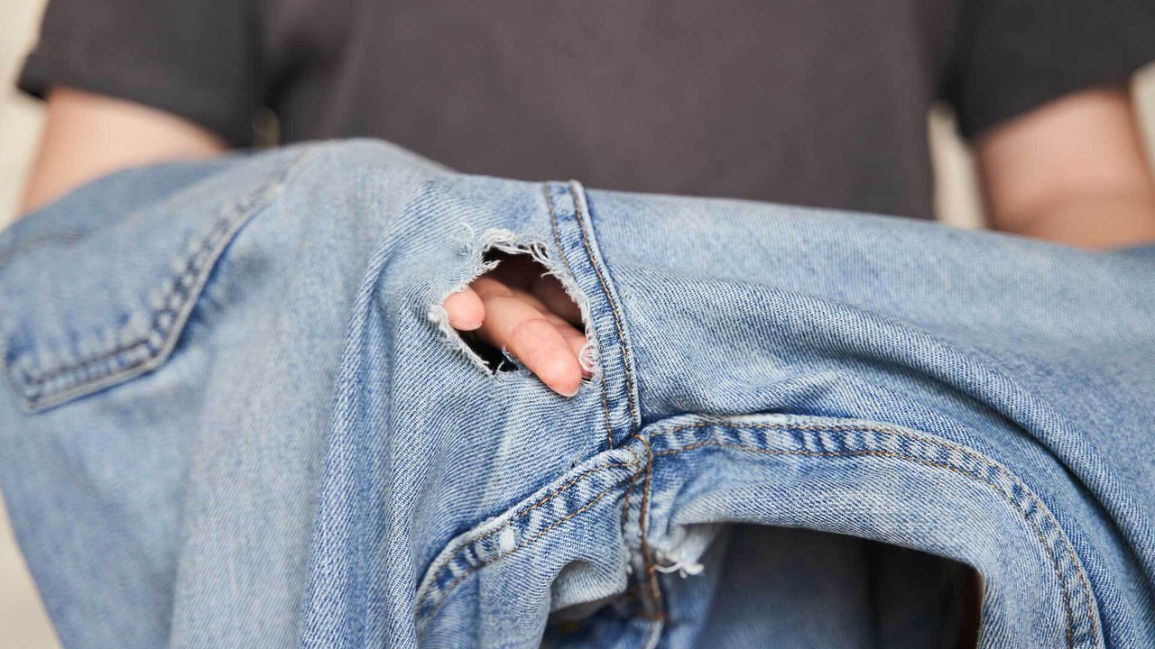 Durchgescheuert? So verhinderst du, dass deine Jeans an den Oberschenkeln reißt