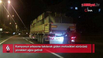 Kamyonun arkasına takılarak giden motosiklet sürücüsü yürekleri ağza getirdi