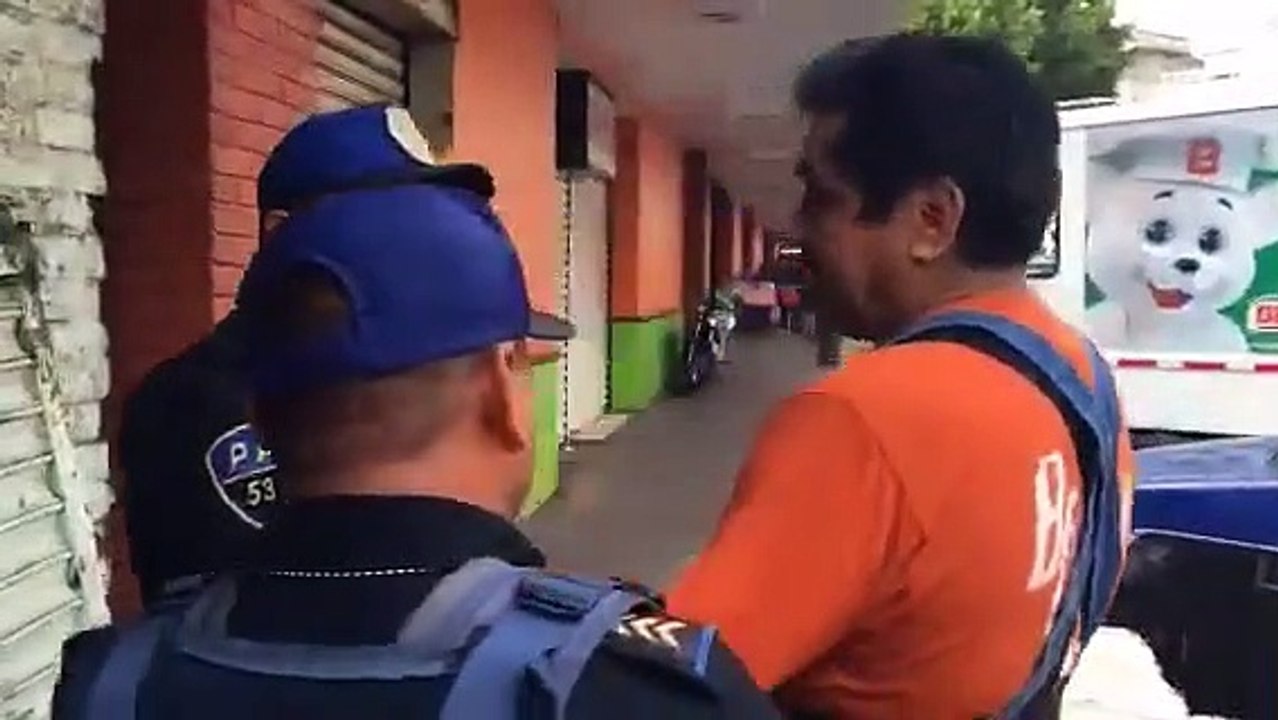 Arne aus den Ruthen LordMaseca Tortillero al Civico por obstruir la calle con guacales