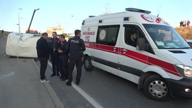 Maltepe'de çekçekçiye çarpmamak için manevra yapan araç direğe çarpıp yan yattı