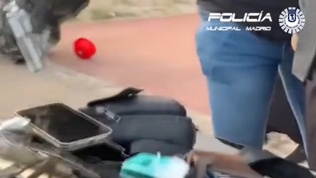 Cuatro detenidos con una treintena de armas en un cementerio de Madrid