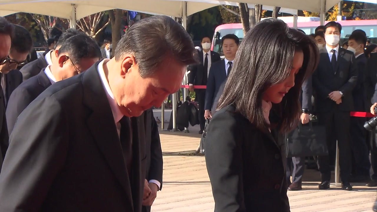 尹 부부 합동분향소 조문..."인파 사고 예방 시스템 마련" / YTN