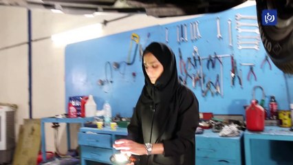 هدى المطروشي.. أول إماراتية تعمل في تصليح السيارات