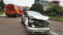 Frente de automóvel fica destruída após colisão com caminhonete; Idosa precisa ser socorrida pelo Siate