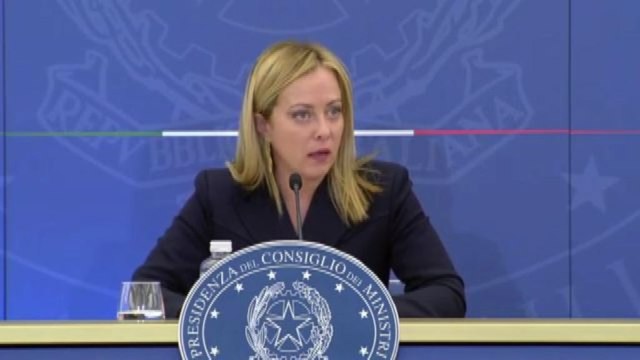 Meloni: stop obbligo vaccinale, confermate mascherine in ospedali