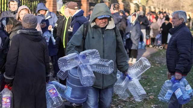 Privés d'eau après les frappes russes, des habitants de Kiev se ruent sur la fontaine d'un parc