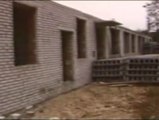 Migawki z przeszłości, Na budowę przez dziurę w płocie. (1985 r.)
