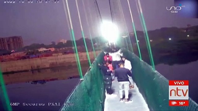 India: Cae puente colgante y fallecen 132 personas