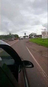Manifestantes bloqueiam parcialmente a PR-323, em Cruzeiro do Oeste