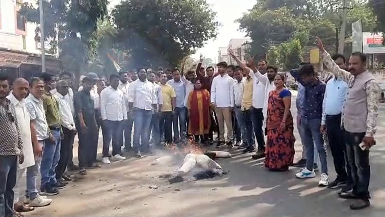 युवक कांग्रेस ने किया सांसद का पुतला दहन