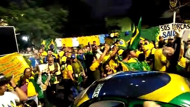 Bolsonaristas interrompem trânsito nas duas vias de avenida em BH
