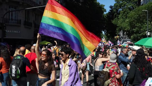 Las calles de Buenos Aires se llenan con banderas multicolores y reclamos en la marcha del orgullo LGBT+