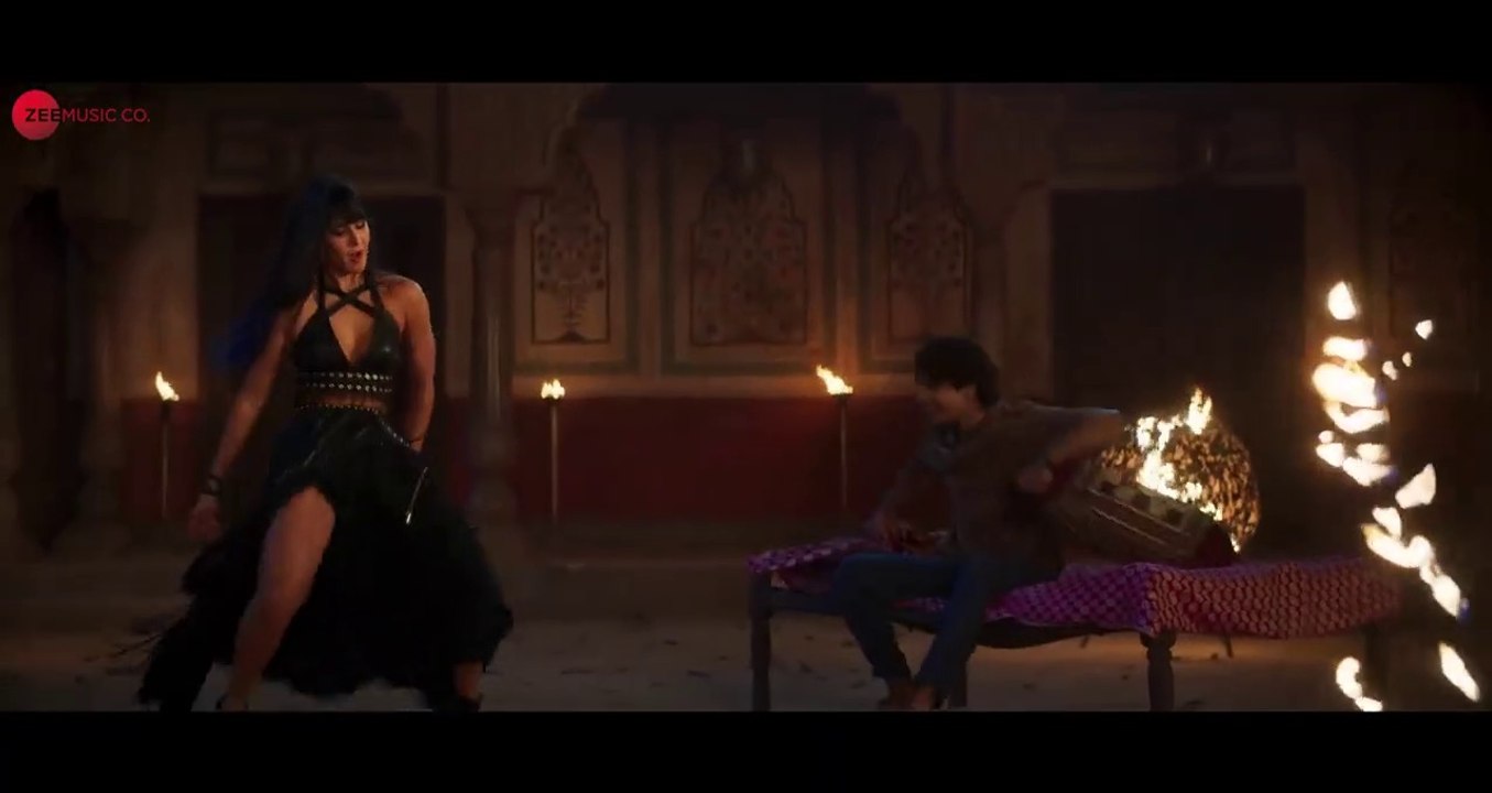 Kaali Teri Gutt - Phone Bhoot  Katrina Kaif, Ishaan, Siddhant C  Romy, Sakshi Holkar, Roy, Kumaar-8n2PZihvoIU-720p-1657362699275