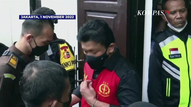 Momen Sambo Cium Putri Saat Tiba di Ruang Sidang PN Jaksel