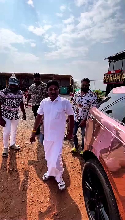 GP muthu : கப்பல் போன்ற காரில் அமர வைத்து ஜிபி முத்துவை கலங்கடித்த நண்பர்கள்... வைரலாகும் வீடியோ இதோ