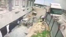 Arnavutköy'de hafriyat kamyonu inşaat işçilerinin arasına daldı