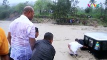 HEROIK! Aksi Gubernur NTT Masuk Sungai Selamatkan Warga
